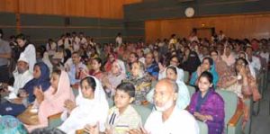 Parents and students gathered at SIUT volunteers program during the certificate awarding ceremony, celebrating their achievements.