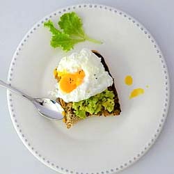 A boiling water pot used to maintain low poached egg calories.