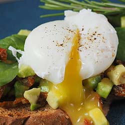 A fresh farm egg prepared to have low poached egg calories.