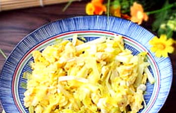 A fitness-focused bowl of scrambled eggs mixed with spinach and feta cheese, optimized for low scrambled eggs calories and high protein.