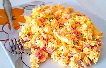 A side-by-side comparison of butter-cooked eggs versus oil-free versions to show the difference in scrambled eggs calories.