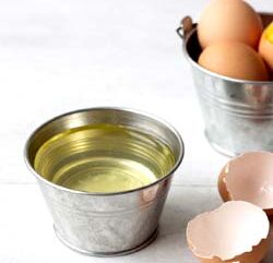 Alt Text: A visual comparison of Egg Whites vs Whole Eggs showcasing nutrient density.
